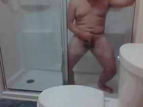 Solo boy’s steamy hotel shower scene ends up in a facial finish